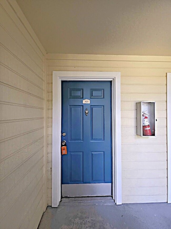 Building Photo - 01 + Den water included - Frist Floor Unit 701 Rental