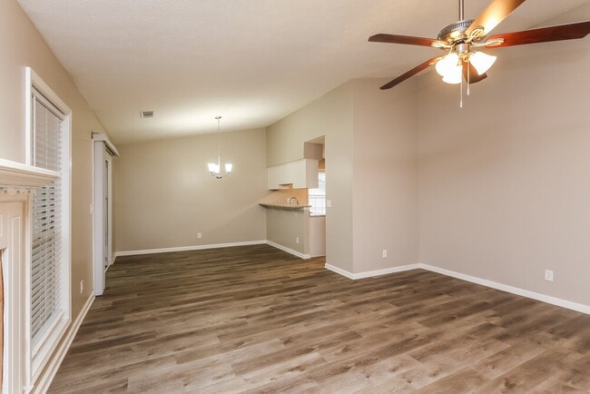 Photo - 1394 Luther Way