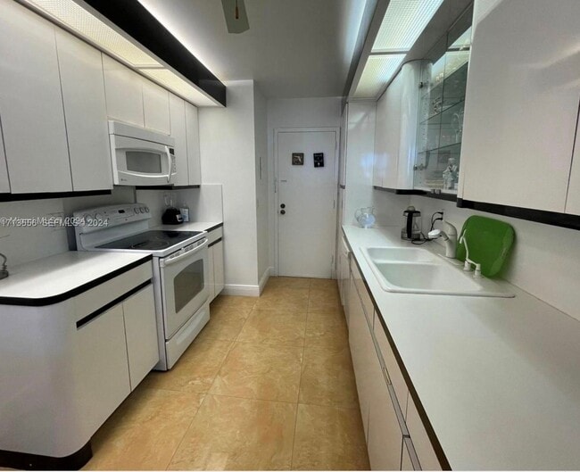 Photo - Beautiful 2-Bedroom, 2-Bathroom Apartment with Direct Ocean Views.