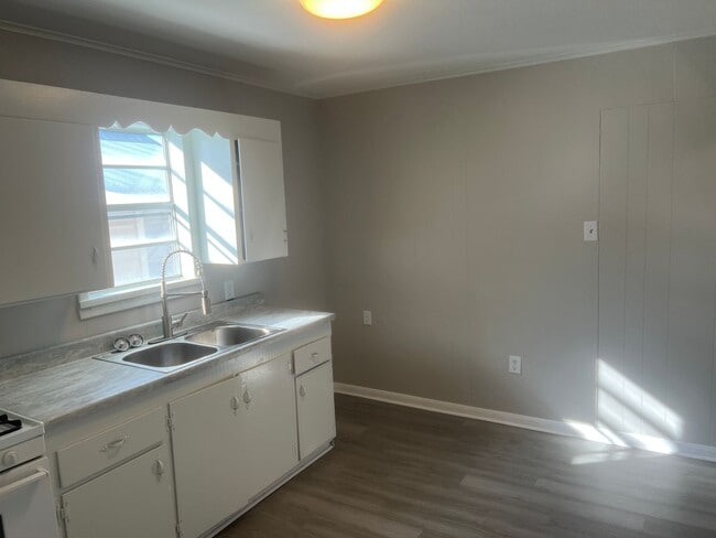 Photo - 3 Bed 1 Bath Home