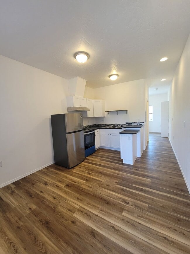 Building Photo - Charming 1 Bedroom 1 Bath W/Garage Parking Rental