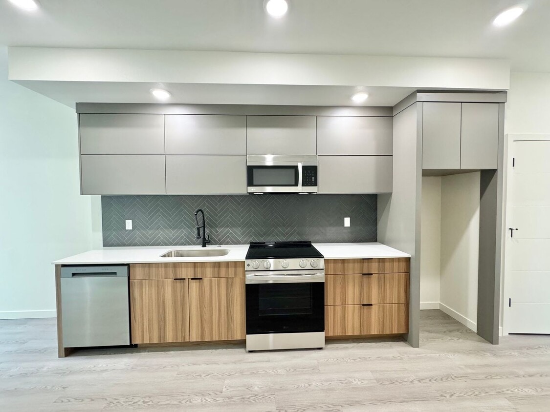 *1 MONTH FREE RENT* A 2bd/2bath Modern Tow... - L0623 - NE 46th Ave. Condos