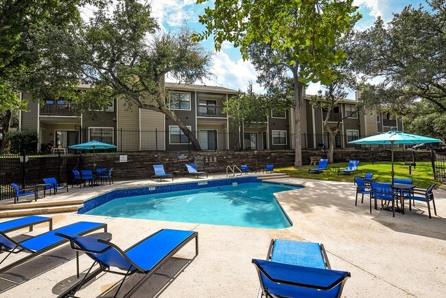 Settlers Creek Pool Area - Settler's Creek Apartments