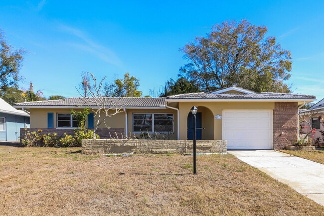 Building Photo - 2319 Surrey Ln