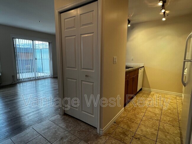 Photo - 598-598 Sutherland Ave