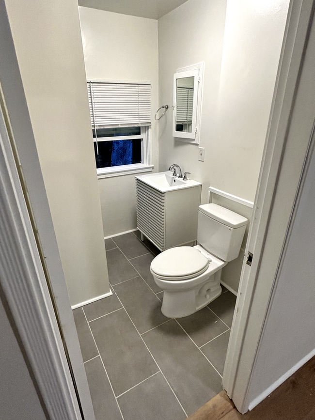 Photo - Charming 1 Bedroom House in Venice with Patio and W& D in unit !!! All Utilities Included !!!