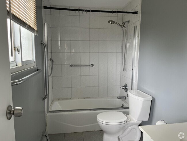 Building Photo - 212 Bellerose Ave Rental