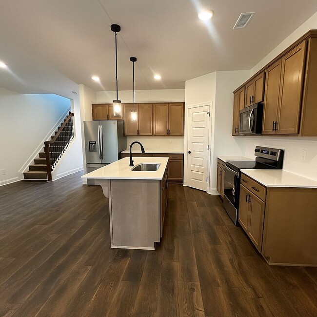 Building Photo - MOVE IN READY -3 Bed, 2.5 Bath 1 car garag...