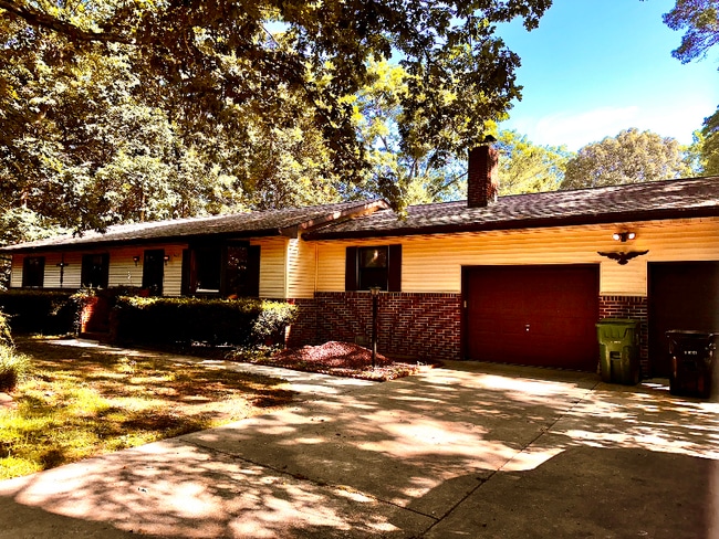 Building Photo - 907 Poplar St Rental