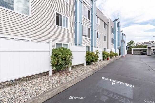 Photo - *** RENT SPECIAL 50% off MAY RENT*** Beautiful & Spacious Condo in the Heart of Tacoma Unit 303