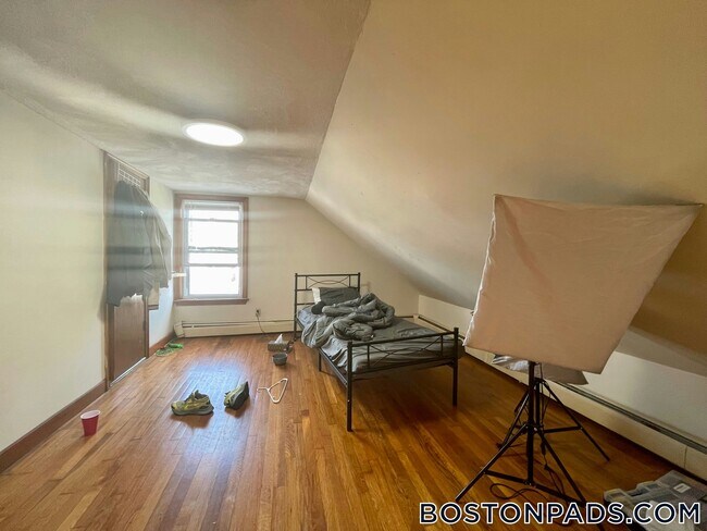 Building Photo - 585 Somerville Ave