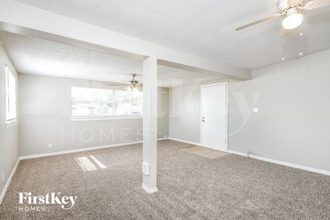 Photo - 493 Notre Dame Dr