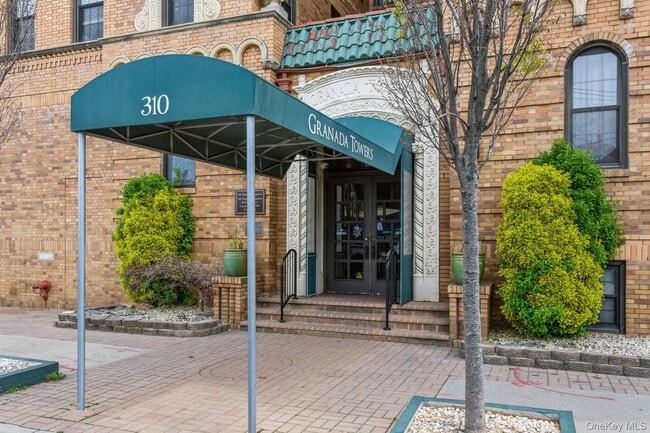 Building Photo - 310 Riverside Blvd Unit 5i