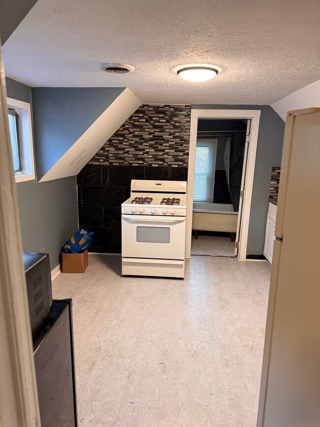 Photo - 18402 Melville Rd Unit UP