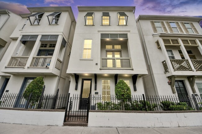 Building Photo - 210 E 28th St
