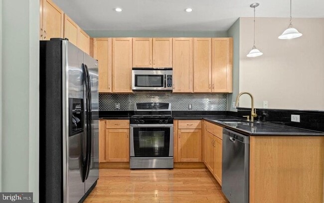 Building Photo - 200 W Elm St Unit 1207