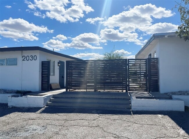 Building Photo - 2030 Sunrise Ave Unit 4