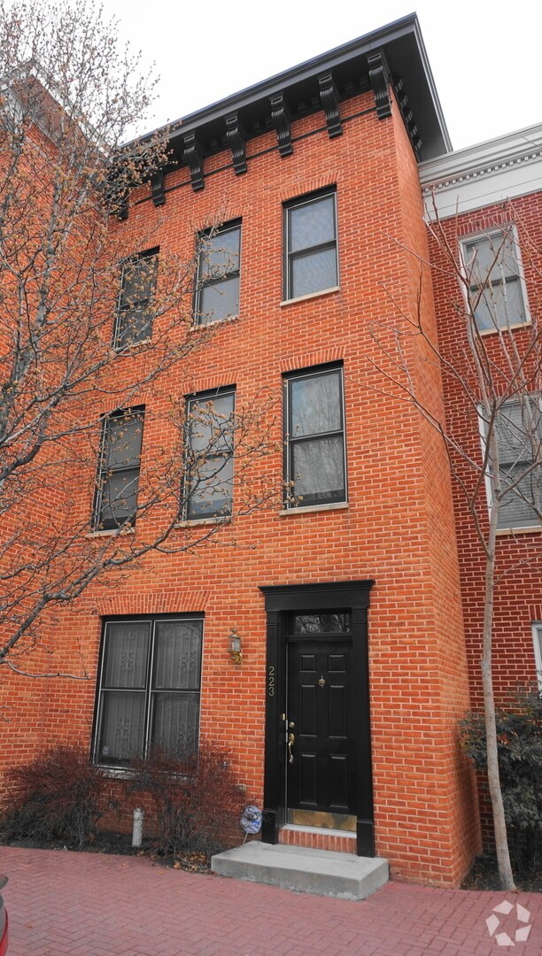 Building Photo - Charming 3Bedroom/3.5Bath Townhome in Ridg...