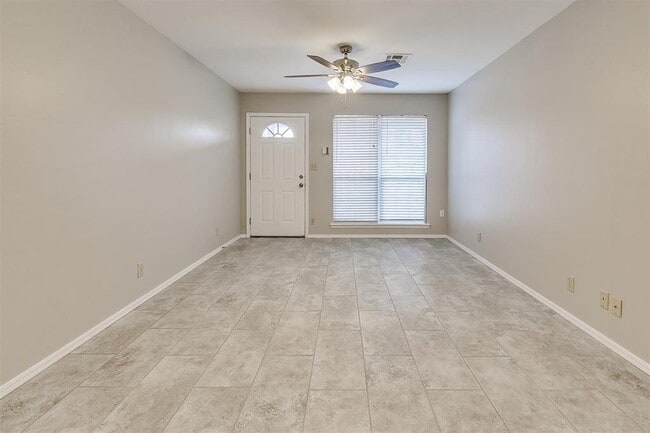 Photo - 824 Russell Cir