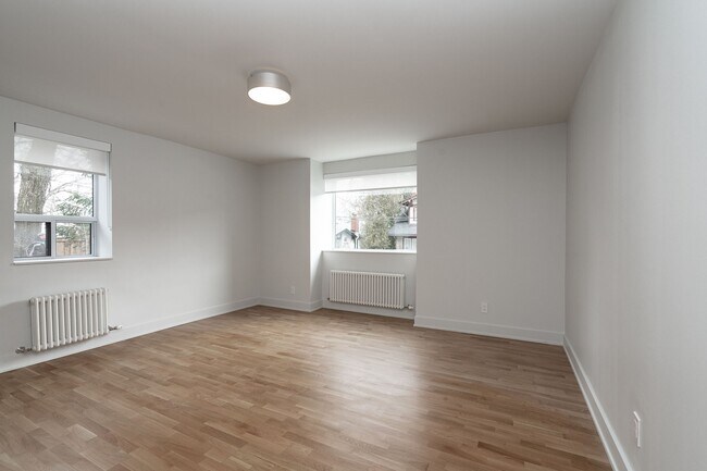 Photo - 3008-3010 Queen St E.