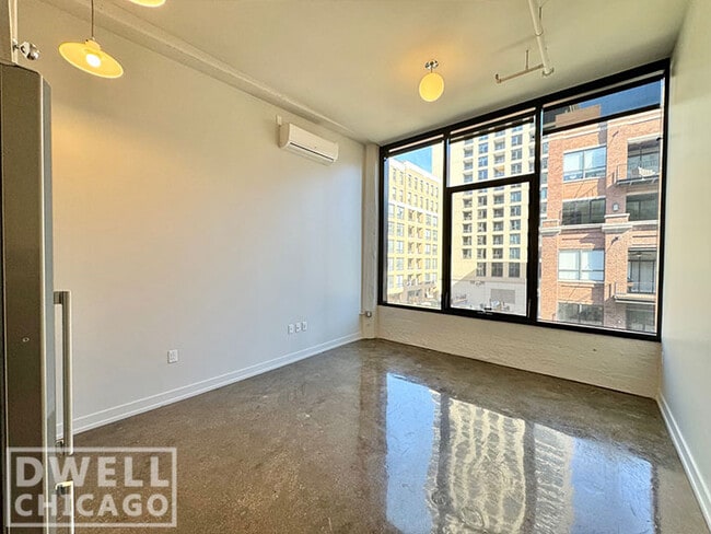 Photo - 640 N La Salle Dr