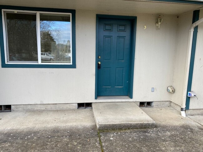 Photo - Remodeled 2 Bed 1.5 bath Springfield apartment Unit 270 s 41st place #3