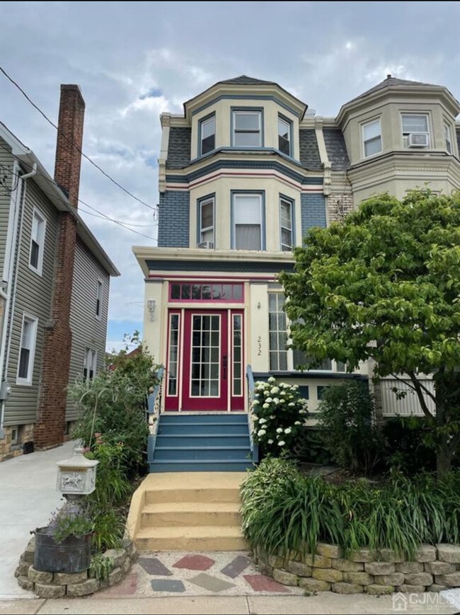 Building Photo - 232 Rector St