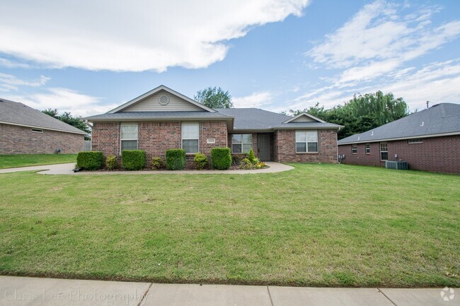 Building Photo - Three bedroom Home with Hardwood Floors Th...