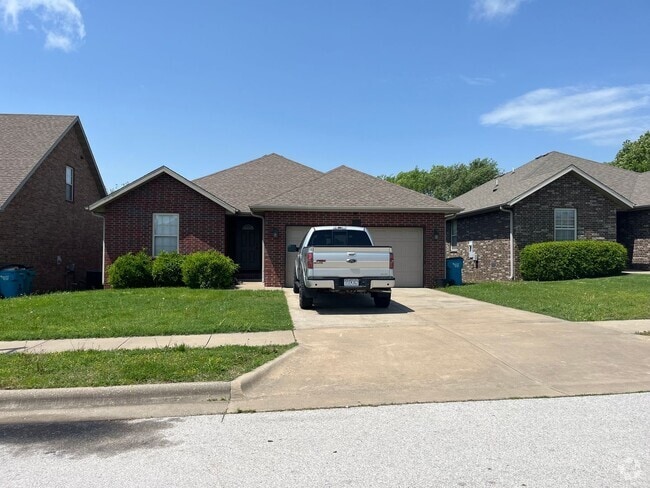 Building Photo - Beautiful 3 bed, 2 bath all-brick home in ...