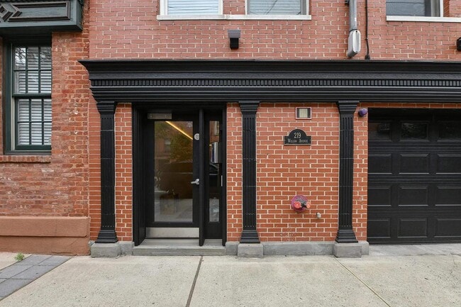 Building Photo - 219 Willow Ave