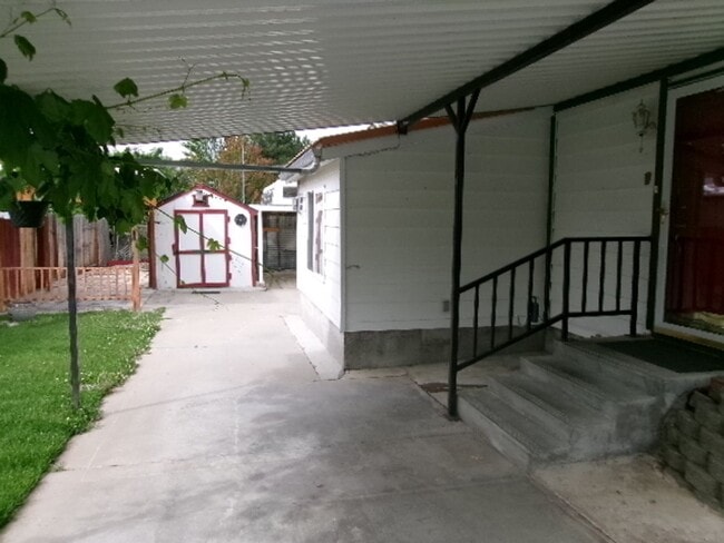 Photo - NIce 2 bed, 1 bath with small shop close to recreation