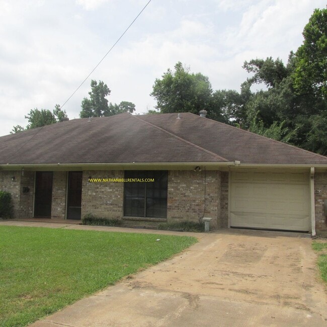 Building Photo - 3 bedroom 2 bath duplex Rental
