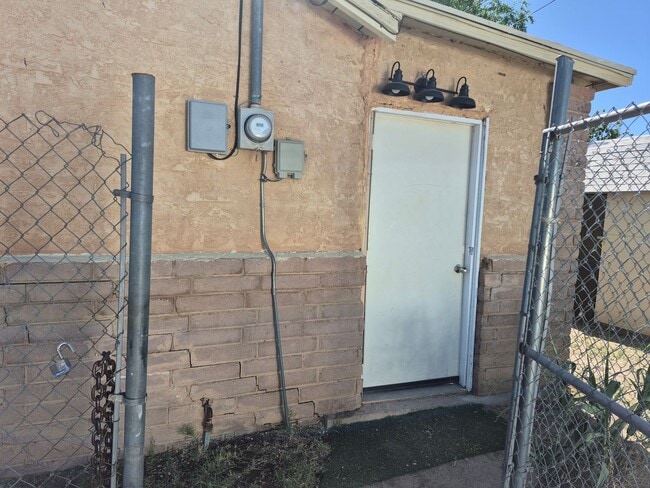 Building Photo - Fully furnished efficiency