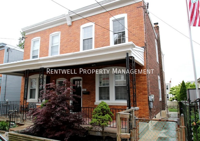 Building Photo - 4714 Sheldon St