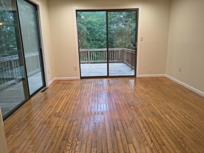 16 Hundred Oaks Ln
