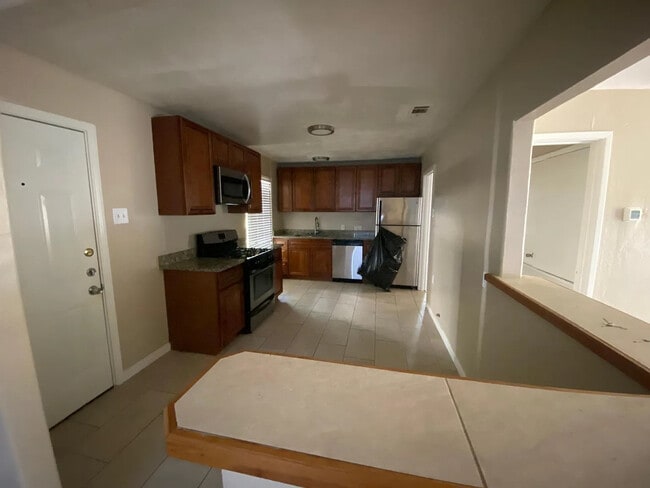 Photo - Room in House on Glengariff Dr