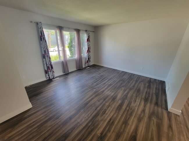 Photo - 14214-14232 32 St NW