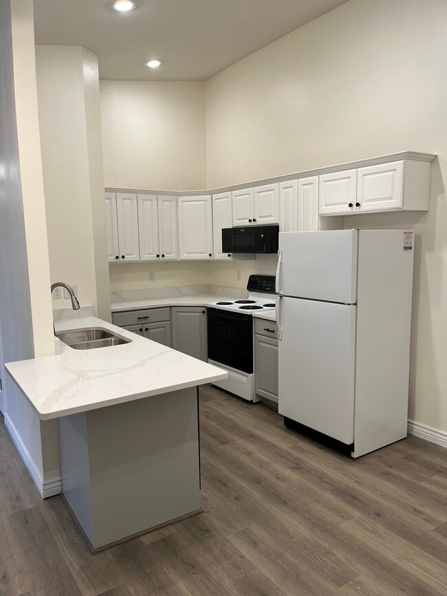 Building Photo - 1541 N Riverside Ave Unit 22 Rental