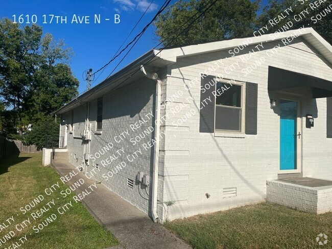 Building Photo - 2 Bed/1 Bath Duplex - 17th Ave N - Buchana... Unit B Rental