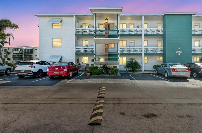 Building Photo - 5858 Welcome Rd Unit J23