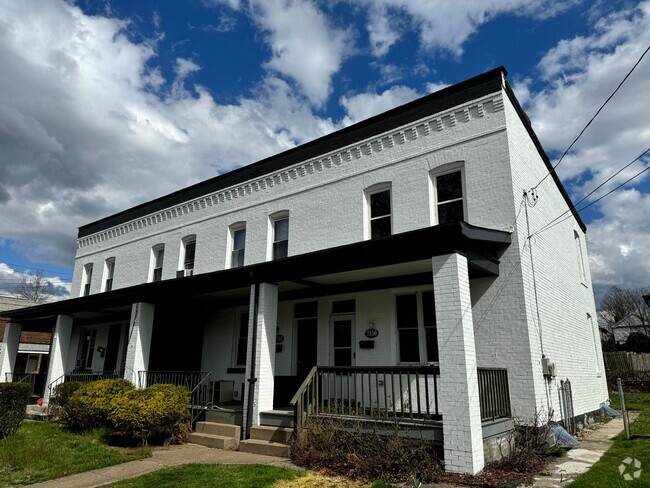 Building Photo - Lovely Two Bedroom Townhome with Fenced Yard