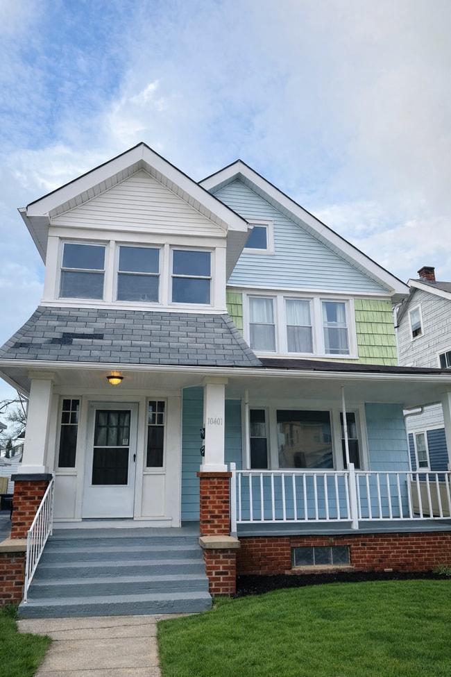 Building Photo - 10401 Homeworth Ave Unit Up