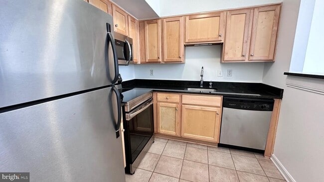 Building Photo - 1001 N Randolph St Unit 110