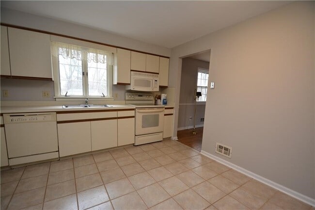 Building Photo - 28 Candlewood Dr