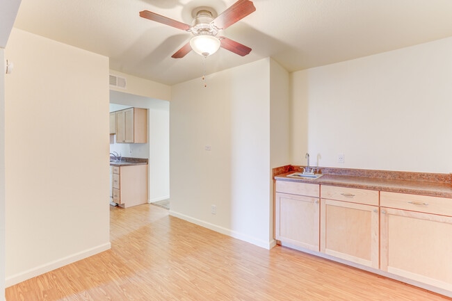 2BR 2BA - 940 SF - Bar Area - Union Square Apartments