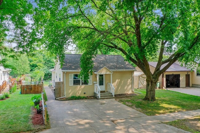 Photo - UPDATED 3 BR/1 BATH CENTRALLY LOCATED IN GREEN BAY