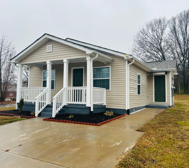 Building Photo - 1405 Leonard Ave