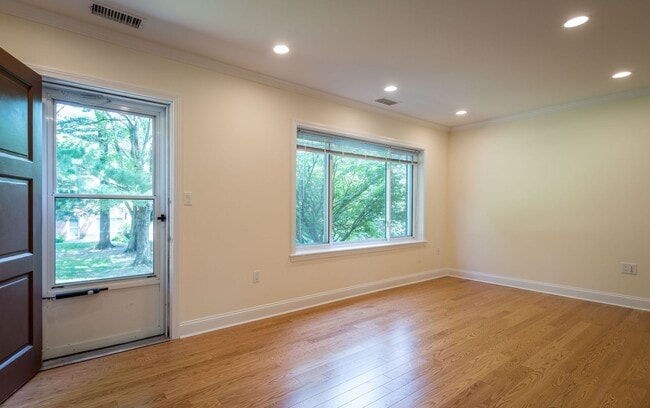 Photo - GREAT 2Br/1Bth available NOW. Heat/Hot Wat...