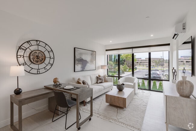 1BR, 1BA - 673SF - Living Room