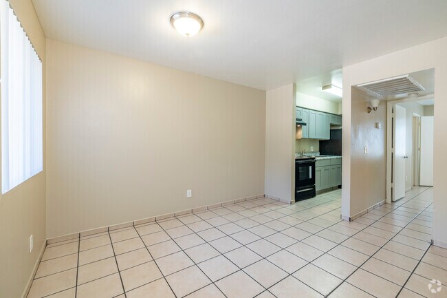 1BR, 1BA - 525SF - Kitchen & Dining Room